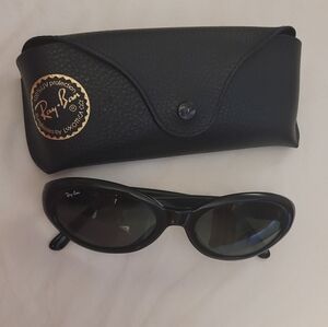 Ray-Ban Women's Black Oval Sunglasses with Black Case (Glossy)